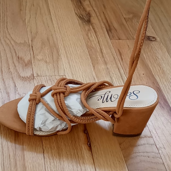 Laced up sandals - Picture 3 of 3